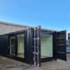 Vue extérieure du container bureau 20 pieds modifié avec portes-fenêtres coulissantes