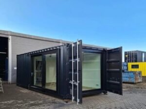 Vue extérieure du container bureau 20 pieds modifié avec portes-fenêtres coulissantes