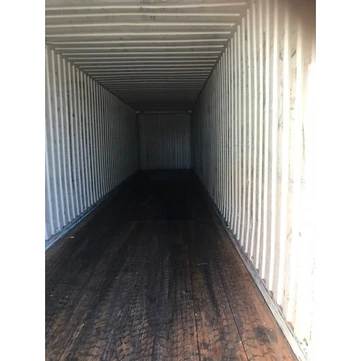 Intérieur du container montrant le plancher en contreplaqué marin.