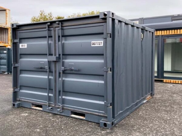 Container de stockage de 8 pieds sur un chantier de construction