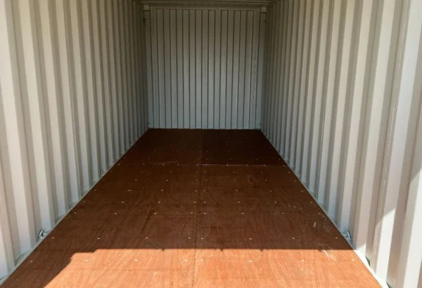 Intérieur du container montrant l'espace de stockage