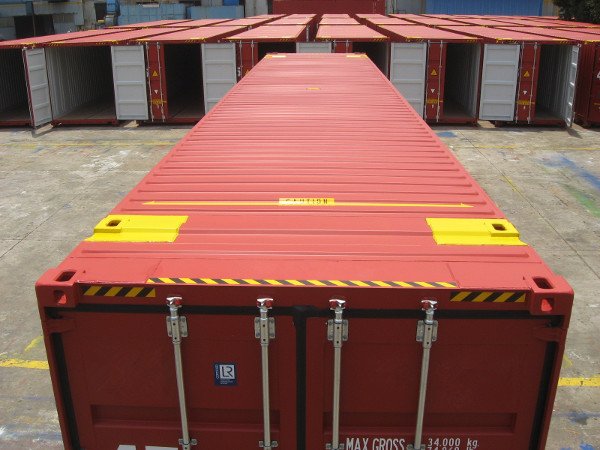 Détail des portes robustes avec crémones du container