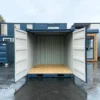 Intérieur du container de 8 pieds, montrant l'espace de stockage