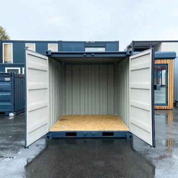 Intérieur du container de 8 pieds, montrant l'espace de stockage