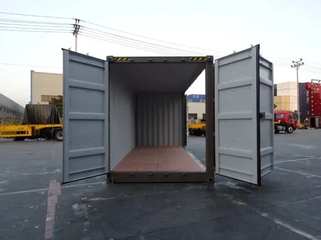 Intérieur du container de stockage de 20 pieds, montrant l'accès latéral.