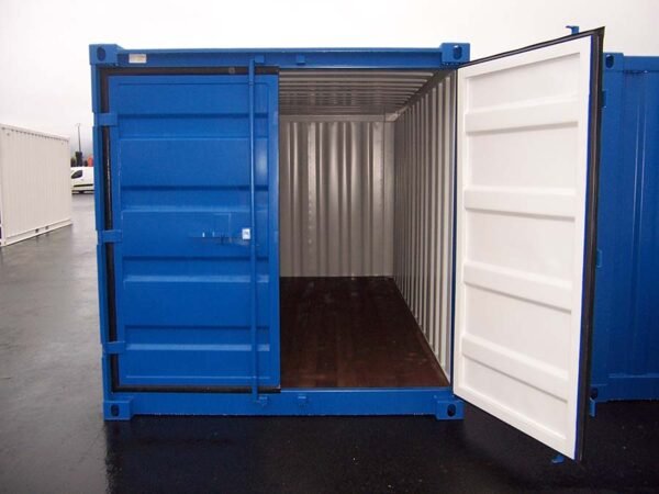 Intérieur du container montrant l'espace de stockage