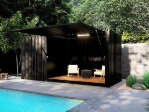 Local fermé du pool house en container avec porte PVC.