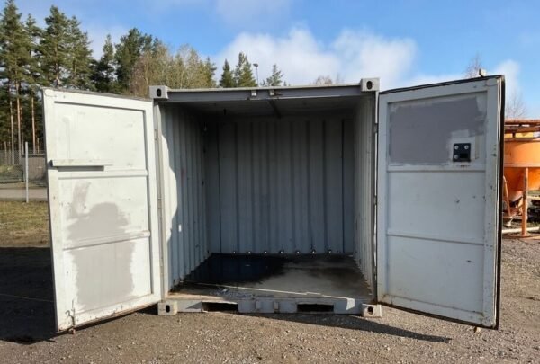 Intérieur du container montrant l'espace de stockage