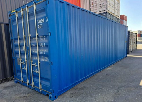 Container 30 pieds High Cube neuf sur site industriel.