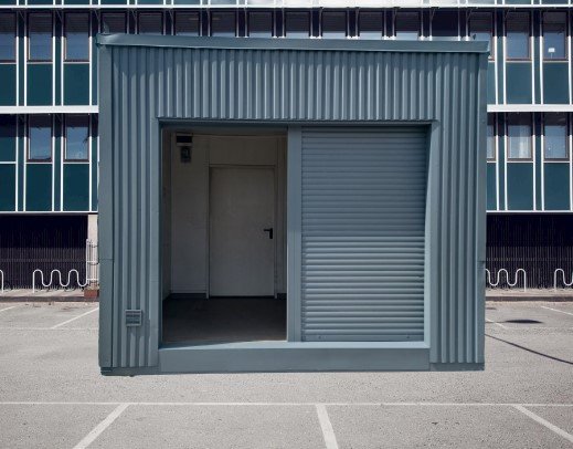 Container commercial avec volets roulants avant et porte arrière.