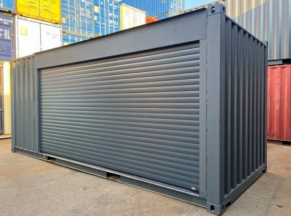 Container maritime 20 pieds avec volet roulant ouvert.