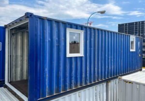 Container maritime 30 pieds avec porte sectionnelle en acier CORTEN.