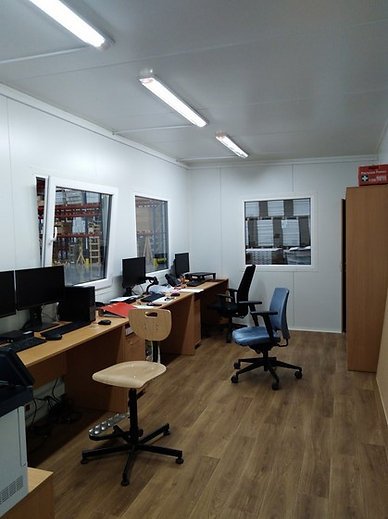 Intérieur du bureau container avec chauffage et installation électrique.