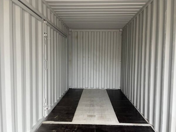 Intérieur spacieux du container 20 pieds High Cube.