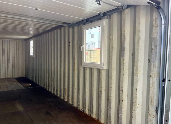 Intérieur spacieux du container 30 pieds porte sectionnelle.