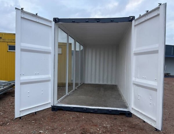 Intérieur spacieux et personnalisable du container vitré.