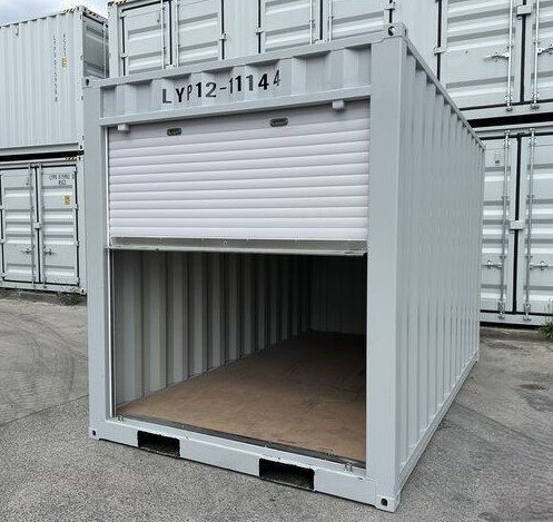 Porte à enroulement du container 12 pieds ouverte pour un accès facile.