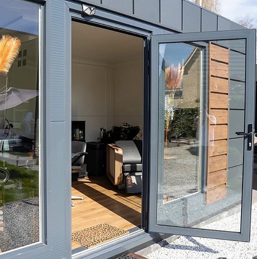 Portes modernes apportant une lumière naturelle abondante.