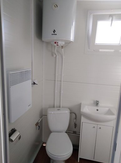 Salle de bain moderne avec douche et vasque.