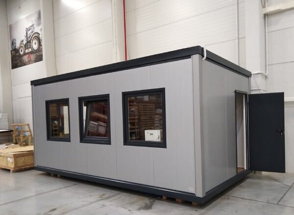 Vue extérieure du bureau container 18 m² avec portes et fenêtres.