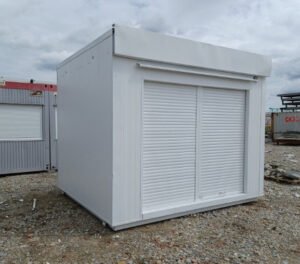 Vue extérieure du conteneur commercial 300×350 avec volets roulants.