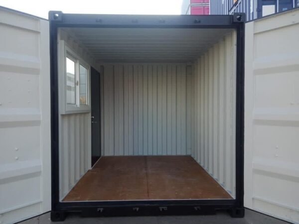 Intérieur d’un container 10 pieds aménagé avec comptoir et éclairage Intérieur d’un container 10 pieds aménagé avec comptoir et éclairage