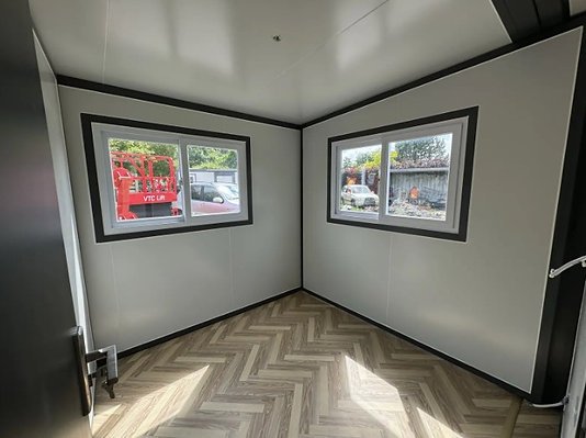 Vue intérieure de la Tiny House 2024 avec bardage et fenetres Vue intérieure de la Tiny House 2024 avec bardage et fenetres