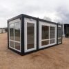 Container habitable isolé avec grandes baies vitrées Container habitable isolé avec grandes baies vitrées
