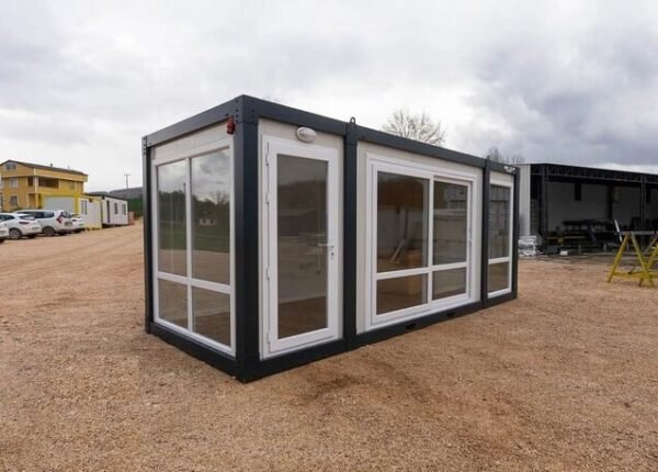 Container habitable isolé avec grandes baies vitrées Container habitable isolé avec grandes baies vitrées