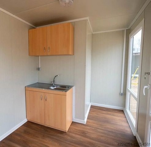 Intérieur Container habitable isolé avec grandes baies vitrées Intérieur Container habitable isolé avec grandes baies vitrées