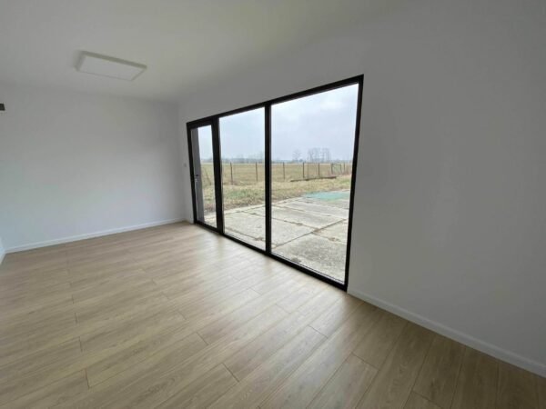 Intérieur bureau modulaire 18 m² équipé