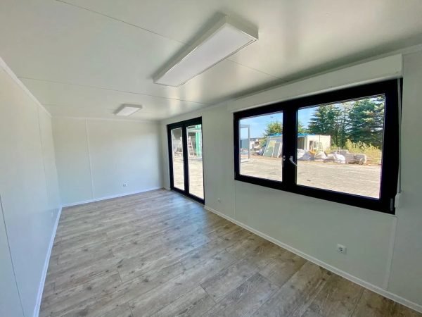 Intérieur container bureau 18 m² équipé et lumineux Intérieur container bureau 18 m² équipé et lumineux