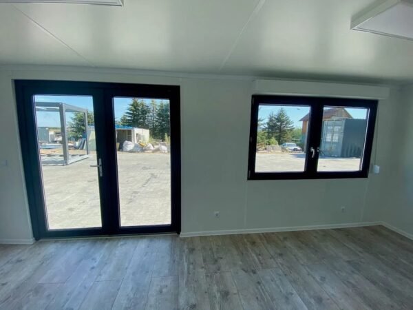 Intérieur container bureau 18 m² équipé spacieux et lumineux Intérieur container bureau 18 m² équipé spacieux et lumineux