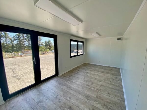 Vue Intérieur container bureau 18 m² équipé et lumineux Vue Intérieur container bureau 18 m² équipé et lumineux