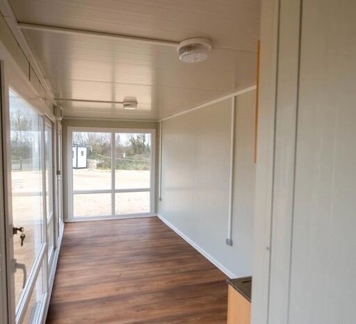 Vue Intérieure Container habitable isolé avec grandes baies vitrées Vue Intérieure Container habitable isolé avec grandes baies vitrées