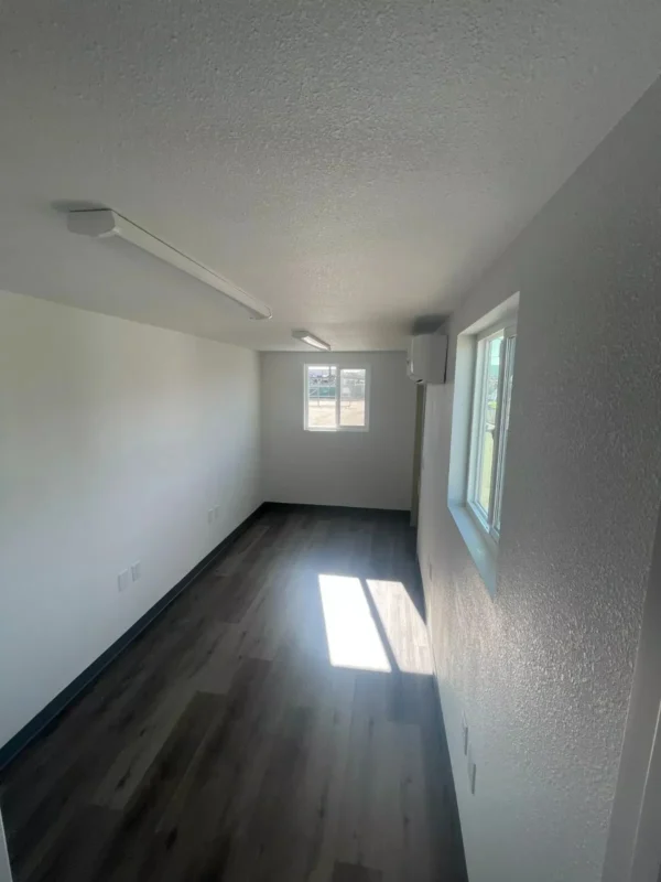 Container bureau 20 pieds intérieur équipé télétravail Container bureau 20 pieds intérieur équipé télétravail