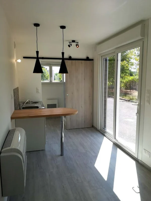 Vue intérieure avec lumière Container modulable 20 m² pour habitation ou bureau Vue intérieure avec lumière Container modulable 20 m² pour habitation ou bureau