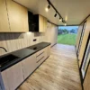 Intérieur d’un conteneur habitable avec cuisine et salle de bain
