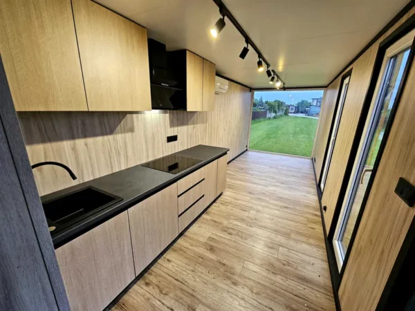 Intérieur d’un conteneur habitable avec cuisine et salle de bain