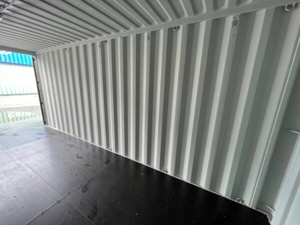 Intérieur du container 20 pieds avec éclairage et prises électriques