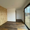 Intérieur bureau modulaire 24m2 avec finition bois et OSB Intérieur bureau modulaire 24m2 avec finition bois et OSB