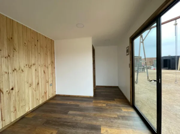 Intérieur bureau modulaire 24m2 avec finition bois et OSB Intérieur bureau modulaire 24m2 avec finition bois et OSB