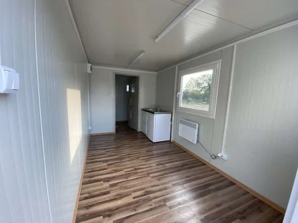 Intérieur conteneur aménagé avec cuisine douche et sanitaires Intérieur conteneur aménagé avec cuisine douche et sanitaires