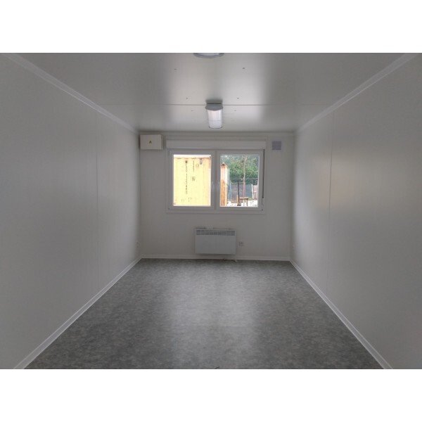 Intérieur-d_un-container-de-bureau-noir-6-x-3-m
