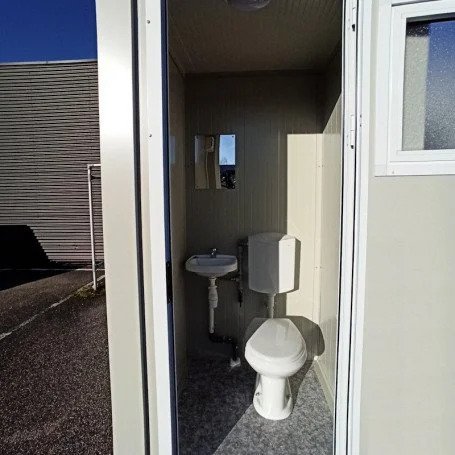 Intérieur du module sanitaire S1 avec toilettes et lavabo Innenansicht des Sanitärmoduls S1 mit Toilette und Waschbecken