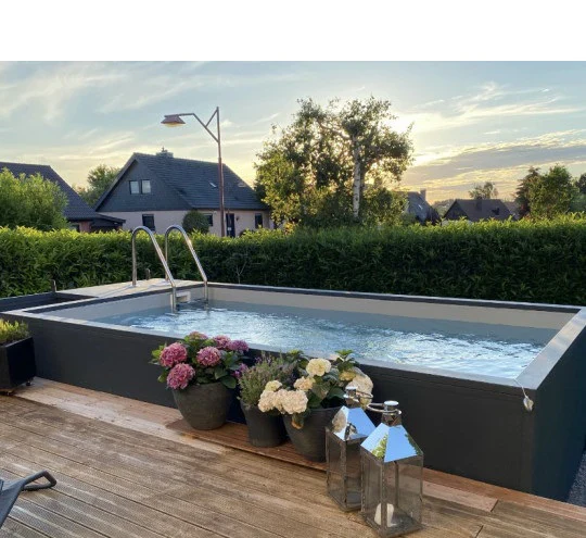 Piscine container mobile installée dans un jardin Piscine container mobile installée dans un jardin
