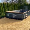 Piscine container moderne installée dans un jardin Piscine container moderne installée dans un jardin