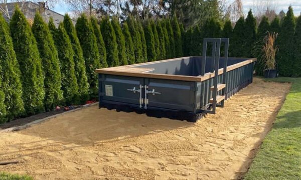 Piscine container moderne installée dans un jardin Piscine container moderne installée dans un jardin