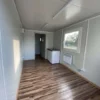 Intérieur conteneur bureau aménagé avec cuisine et sanitaires